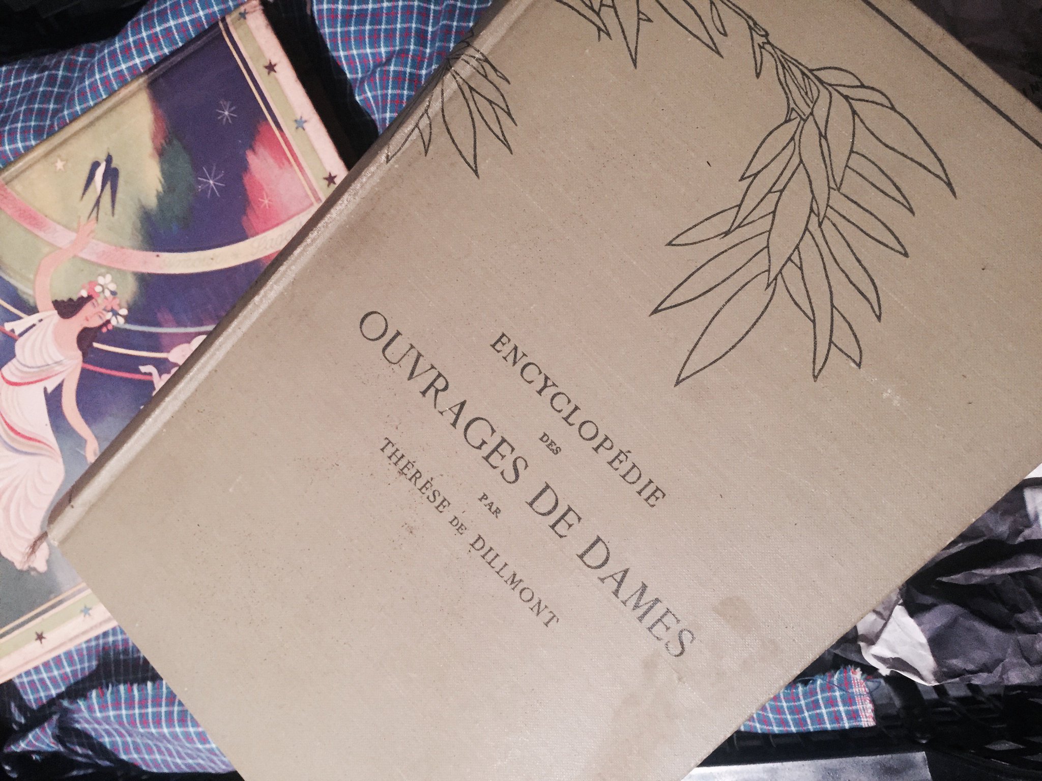 A propos de couture il y a dans la cave une "Encyclopédie des ouvrages de dames" #Madeleineproject https://t.co/10d5zegsw1